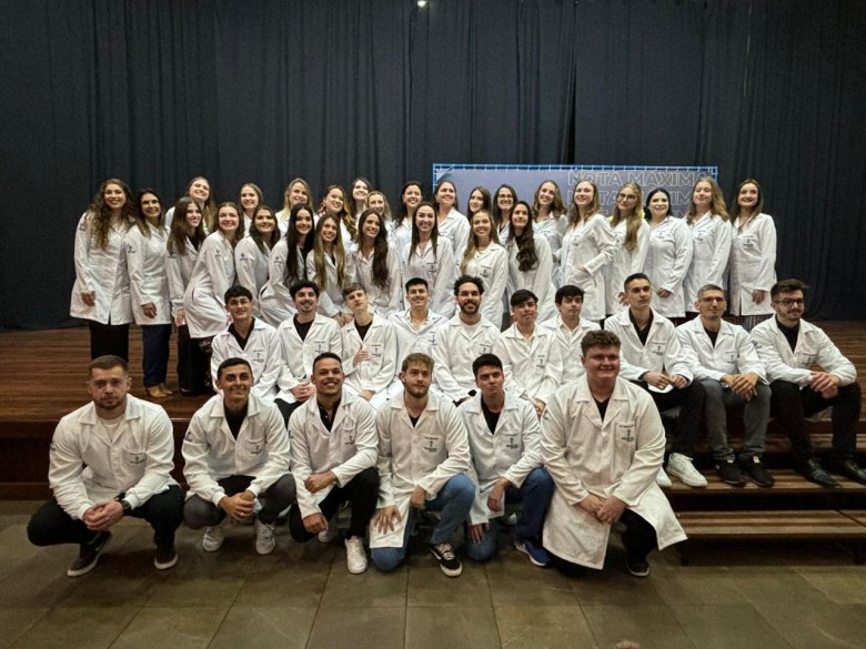 arquivos/tinyMCE4/admmogly/curso-de-medicina-promove-aula-inaugural e-cerimonia-de-entrega-de-jalecos-aos-novos-estudantes/jalecos11.jpeg